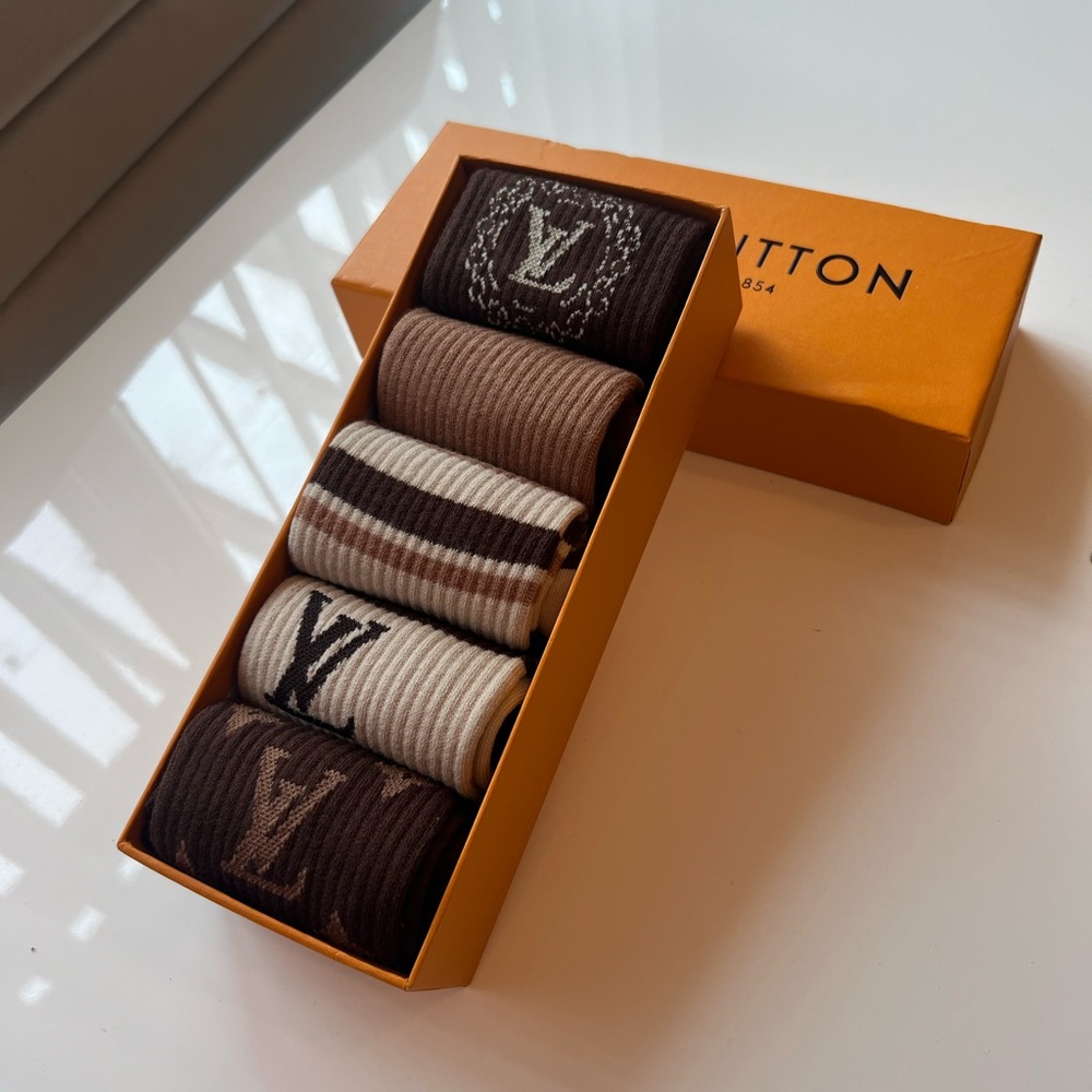 Quality unisex luxurious socks! 5 pack! Comes with gift box. As seen in photos!